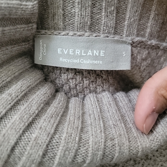 Everlane Cashmere Stroopwafel Turtleneck Sweater Size Small Heathered Sand Beige - Picture 7 of 7
